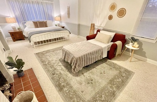 St Albans House | Cottage on College Hill - 4 Bedroom Private home