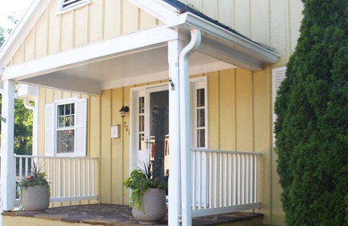 Leesburg's Old and Historic District House | Cottage on King | Charming Historic Leesburg Home
