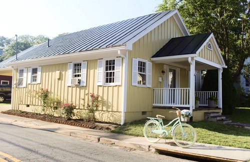 Leesburg's Old and Historic District House | Cottage on King | Charming Historic Leesburg Home