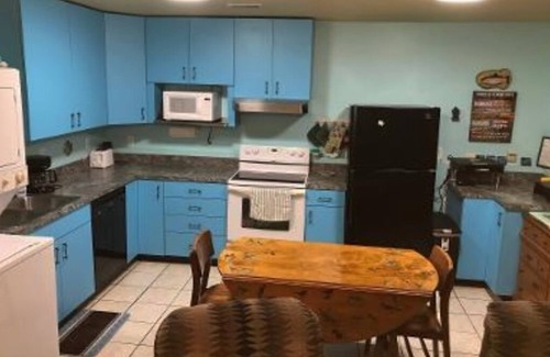 Hollister Cottage | Cottage on Lake Taneycomo, near the College of the Ozarks and the dam.