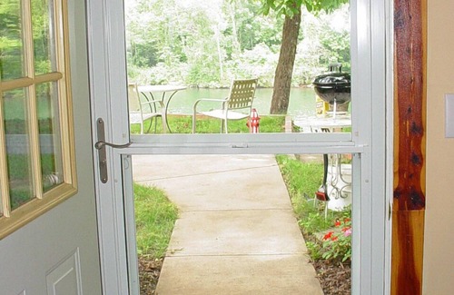 Hollister Cottage | Cottage on Lake Taneycomo, near the College of the Ozarks and the dam.