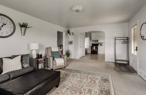 Goodville House | Cottage On Main-cozy 3/1.5 near Shady Maple