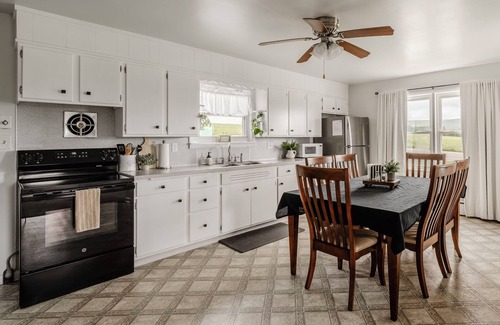 Goodville House | Cottage On Main-cozy 3/1.5 near Shady Maple