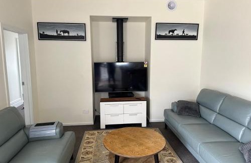 Timaru Villa | Cottage on Matilda