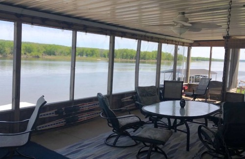 Guttenberg House | Cottage on Mississippi River-On the Water!
