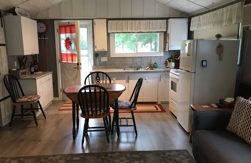 Colchester Cottage | Cottage On The Bluffs (Olive’s Place)