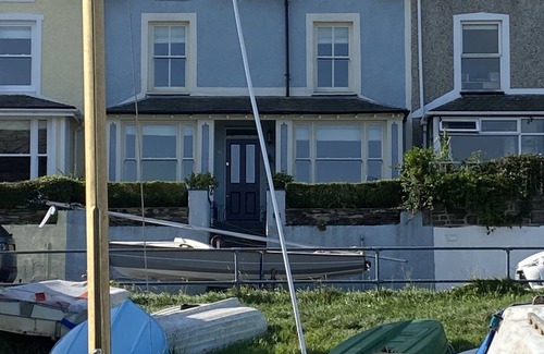 Borth-y-Gest Cottage | Cottage on the harbour front with sea and mountain views in glorious Snowdonia