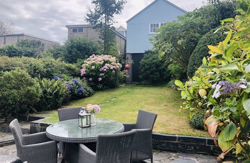 Borth-y-Gest Cottage | Cottage on the harbour front with sea and mountain views in glorious Snowdonia