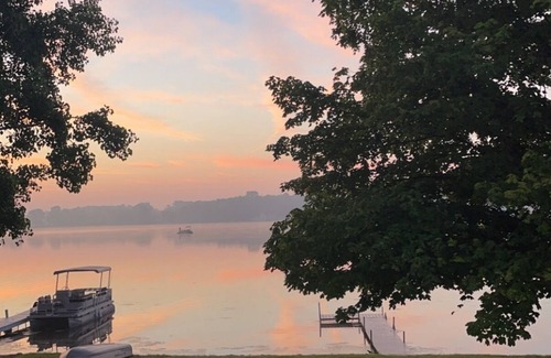 White Pigeon Cottage | Cottage on the lake 20 minutes to Shipshewana