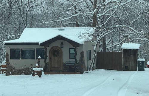 West Siloam Springs Cottage | Cottage on the waterfall.