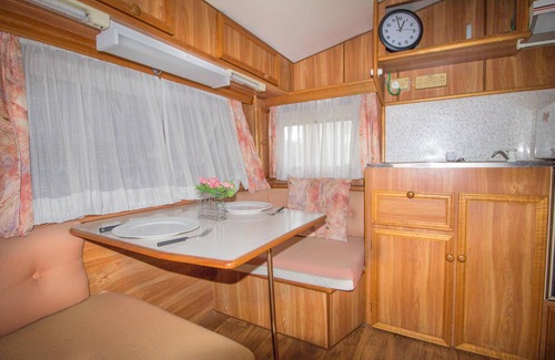 Manilla House | Cottage plus Caravan Stay close to CBD - FREE WiFi - Pet Friendly - Paragliding - Nature - Lake Keepit - Country Music