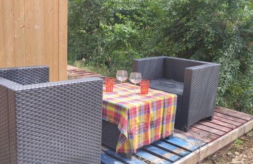 Vancia - Crepieux Apartment | Cottage romantique, son jacuzzi privatif, piscine