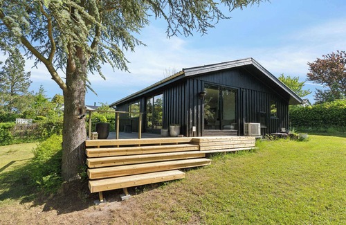 Skibby House | Cottage with fjord view in lovely Vellerup