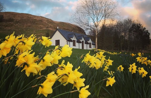 Taynuilt Cottage | Cottage with log burner and wood fired hot tub at Ballimore Farm Estate