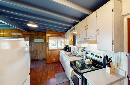 Yachats Cottage | Cottage with Panoramic Ocean Views in Quiet Area - Dogs OK