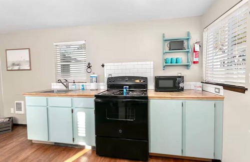 Grayland Cottage | Cottage with Sun Deck | Private Deck | Hot Tub