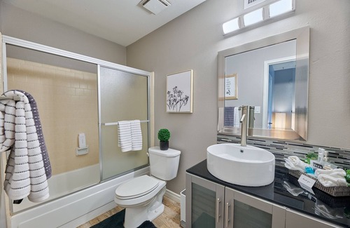 Broadway Palms House | Cotton Clean Escape - 3Bedrooms - sleeps 8!