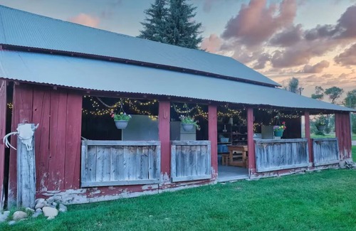 Swan Valley Apartment | Cottonwood cabin next to Pond