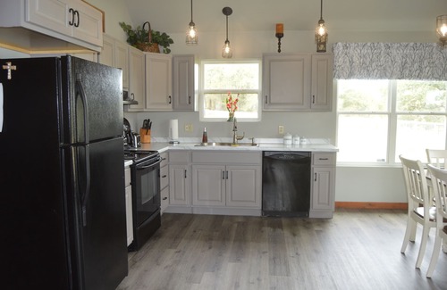 Luling Cabin | Country Cabin getaway on 100 acres!