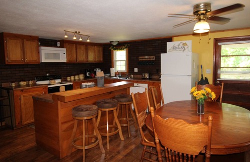 Bee Spring House | Country Cabin minutes from Nolin Lake, BlueHoller off-road Park, & Mammoth Cave