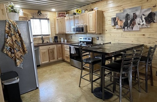Bourbon Cabin | Country Cabin with Jacuzzi Tub Near Blue Springs Ranch