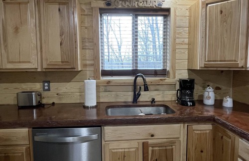 Bourbon Cabin | Country Cabin with Jacuzzi Tub Near Blue Springs Ranch