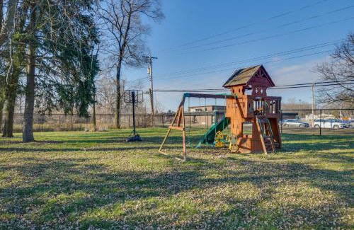 Country Club Hills House | Country Club Hills Home Walk to Rec Center!