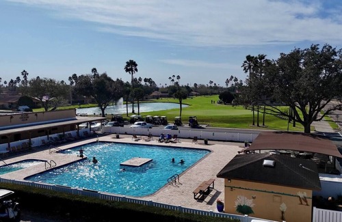 Alamo House | Country Club Retreat, Play Golf with Midterm Stays