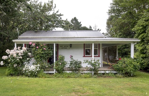 Egmont Village Cottage | Country cottage escape, historic features, near Mt Taranaki & New Plymouth