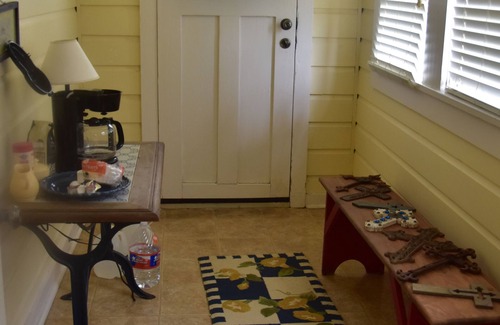 New Ulm Cottage | Country Cottage near Round Top. 13 miles from Round Top Square.