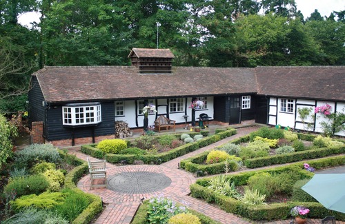 Guildford House | Country cottage nr Guildford/Woking (5 mins). Easy access to London (30 minutes)