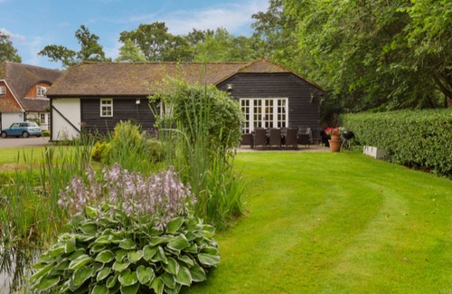 Guildford House | Country cottage nr Guildford/Woking (5 mins). Easy access to London (30 minutes)