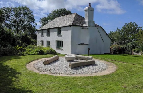 Widemouth Bay Cottage | Country Cottage with Hot tub - perfect Cornish escape