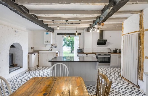 Shifnal Apartment | Country cottage with hot tub & garden