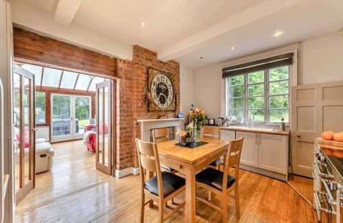 Shifnal Apartment | Country cottage with hot tub & garden