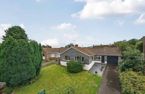 Blandford Forum House | Country Escape - Iwerne Minster Dorset whole bungalow Clayesmore Larmer Tree