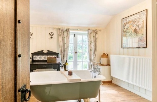 Westmarsh Other | Country Farmhouse and Barn Sleeps 16, pet Friendly, hot Tub, hen Parties