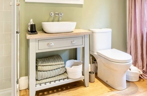 Westmarsh Other | Country Farmhouse and Barn Sleeps 16, pet Friendly, hot Tub, hen Parties
