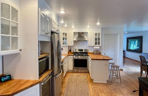 Greenville Other | Country Farmhouse with Hot tub, swimming pool & pond on 18 acres