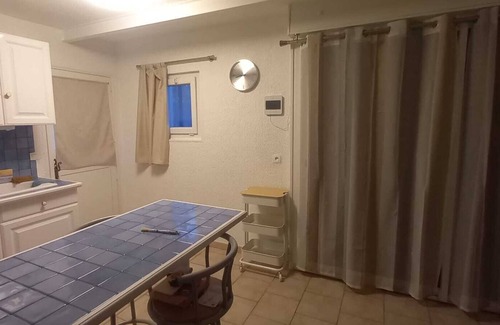 Chateauneuf-de-Gadagne Apartment | Country apartment
