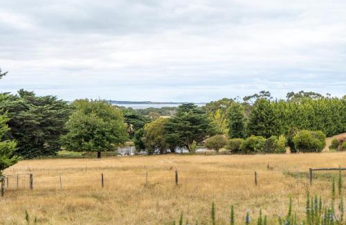 Balnarring House | Country Home Stay, Animals, 2 Properties Sleeps 15