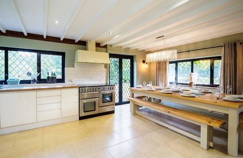 Upper Dicker House | Country Home with Tennis Court & Hot Tub