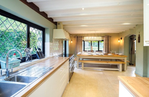 Upper Dicker House | Country Home with Tennis Court & Hot Tub