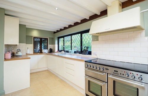 Upper Dicker House | Country Home with Tennis Court & Hot Tub