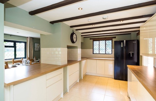 Upper Dicker House | Country Home with Tennis Court & Hot Tub