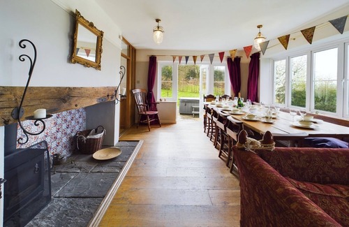Chepstow House | Country House-14Guests-Parking-HotTub-AmazingViews