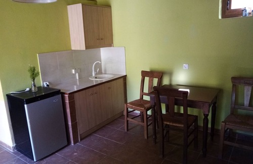 Kato Simi House | Country House 'Akros Oreon Apartment Voliares' with Mountain View, Private Terrace and Wi-Fi
