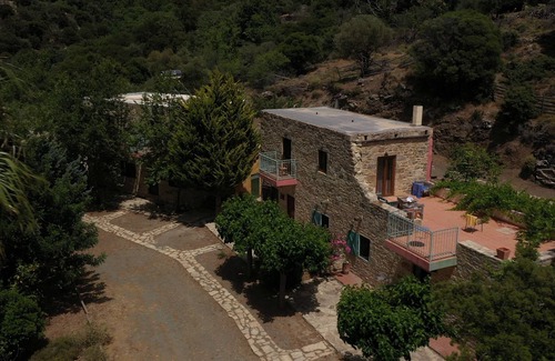 Kato Simi House | Country House 'Akros Oreon Apartment Voliares' with Mountain View, Private Terrace and Wi-Fi