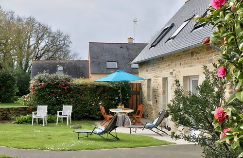 Mahalon House | Country House 'Au Calme' with Private Terrace, Private Garden and Wi-Fi