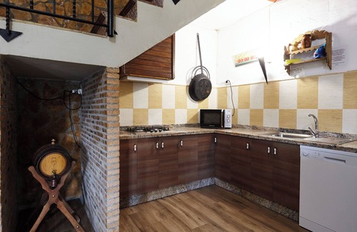 Montillana House | Country House 'Casa El Tío Patricio' with Lake View, Private Pool and Wi-Fi